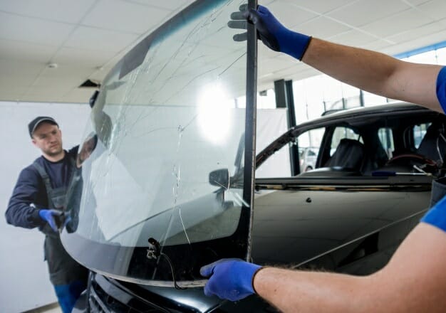 How to choose the right car glass dealer near you?