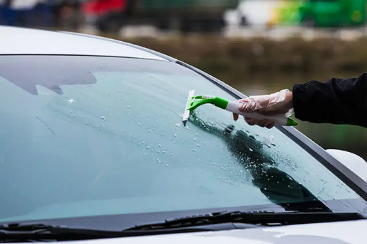 How to Clean a windshield